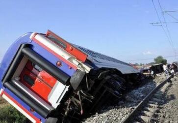 土耳其发生火车出轨事故提醒注意安全